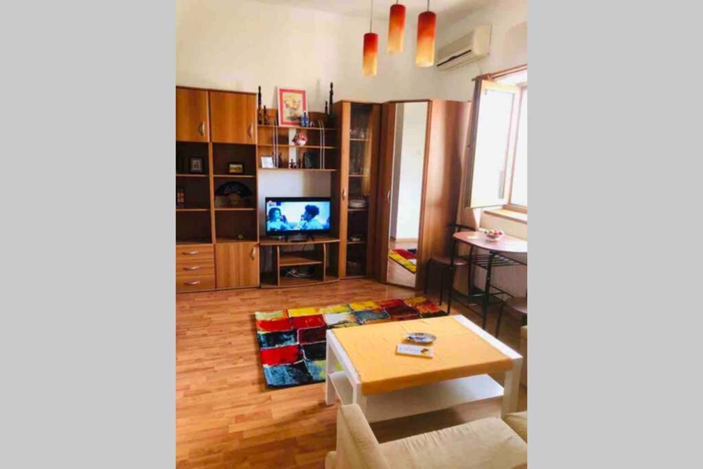 Super Central - Lovely One-Bedroom Apartment On Victoriei Avenue Bucureşti Ngoại thất bức ảnh